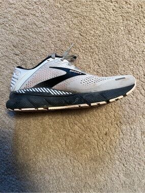 Brooks Men’s Running Shoe - Light Gray and Black